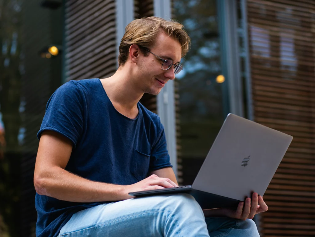 Pantalla de iLovePDF mostrando opciones de edición de documentos, reflejando la optimización del flujo de trabajo y experiencia del usuario implementada por Crombie.