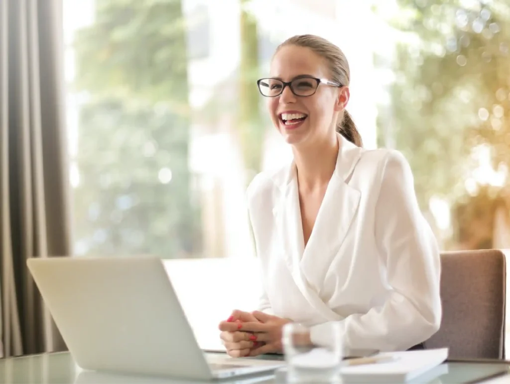a woman usinng AccountGroove