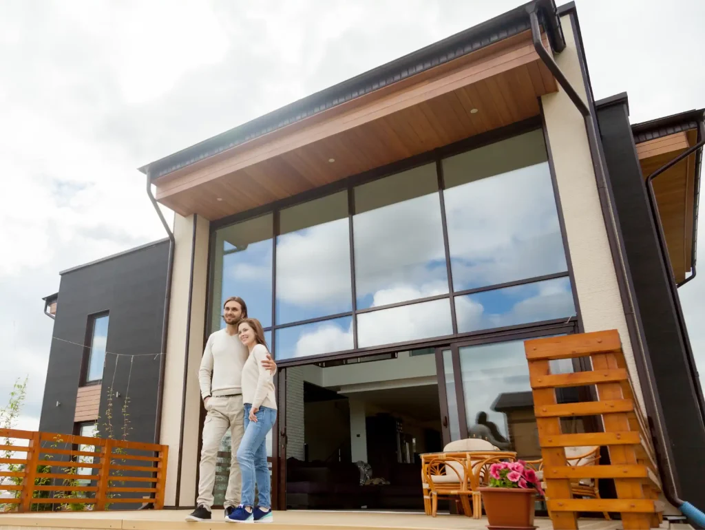 Image of a family who acquired their house thanks to NFTYDoor.